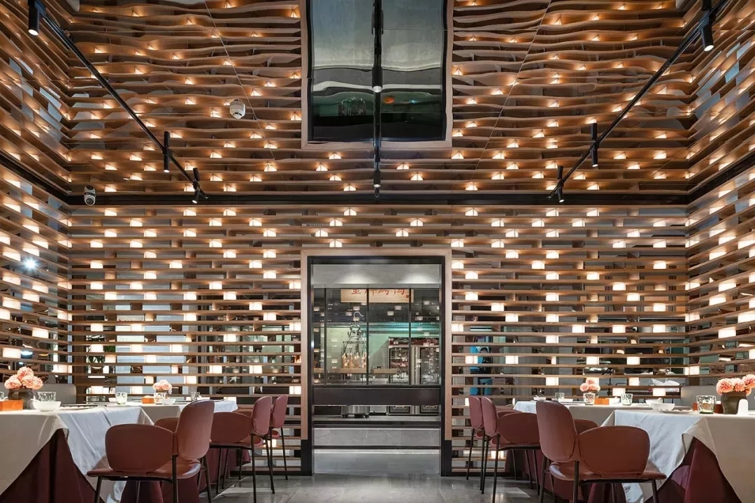 川菜大鸭梨烤鸭店以全新的餐饮空间设计，冲破品牌桎梏，重塑品牌形象